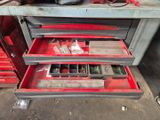 une boîte à outils rouge contenant de nombreux outils