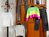 une photo d'un salon où sont exposés des vêtements