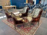 plusieurs chaises et un tapis dans une pièce équipée d'une table et de chaises