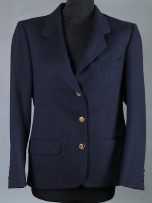 un gros plan sur un costume porté par un mannequin, un mannequin, un mannequin, un mannequin, un mannequin, un mannequin, un mannequin, un mannequin