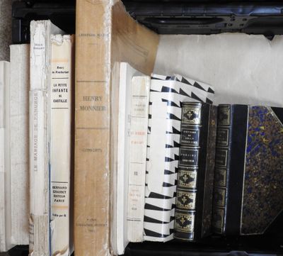 plusieurs livres posés ensemble sur une étagère
