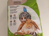 un sac de nourriture sur lequel est posé un oiseau