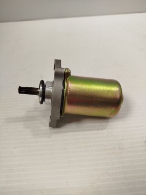une petite pompe à carburant en métal posée sur une surface blanche