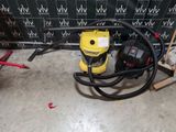 une machine jaune posée sur le sol
