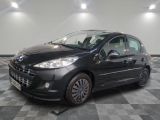 la photo d'une voiture noire garée dans un garage