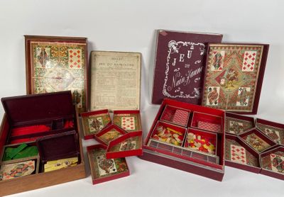 beaucoup de cartes dans une boîte posée sur la table