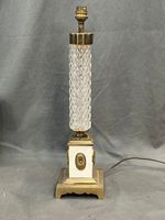 Pied de lampe colonen en métal et verre.