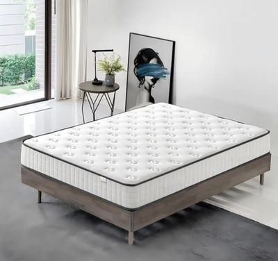 un gros plan d'un matelas posé sur une plateforme en bois dans une pièce