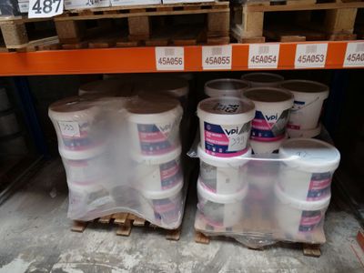 de nombreux rouleaux de papier toilette sur les rayons du magasin