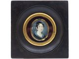 portrait d'une femme en robe noire dans un cadre doré
