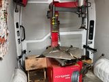 une photo d'une voiture en cours d'entretien dans un garage
