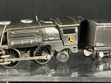 une maquette de train exposée sur un socle transparent