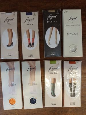 six paires de bas moulants sont alignées sur une table