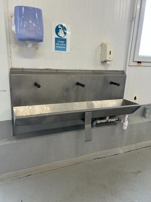 SUR DESIGNATION : 3 larges lave-mains muraux en inox (prévoi…