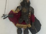 une figurine représentant un homme avec une épée, accrochée au mur