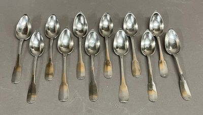 Douze petites cuillères en argent uniplat, certaines chiffré… - Photo 1