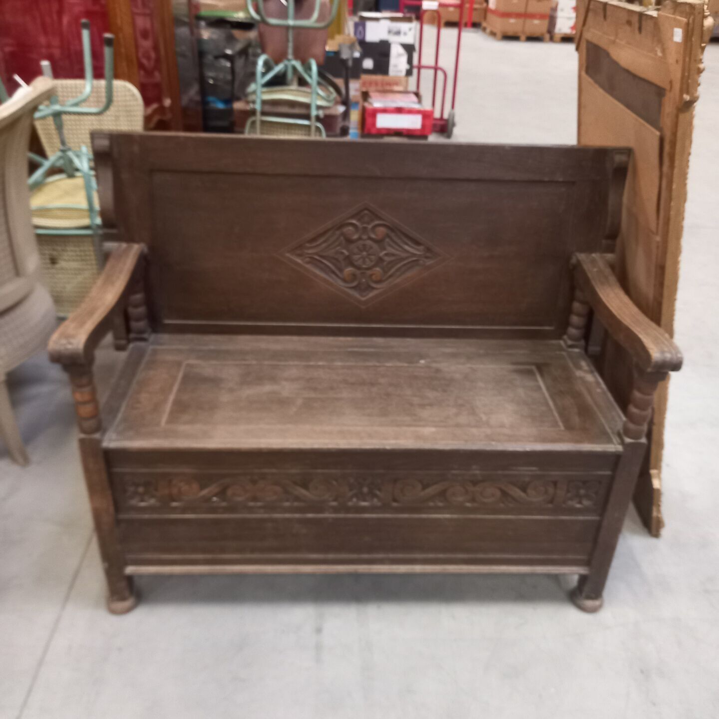 Banc coffre en chêne sculpté sur le dossier et le coffre et …