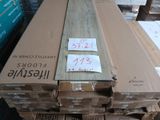 plusieurs cartons empilés les uns sur les autres dans un entrepôt