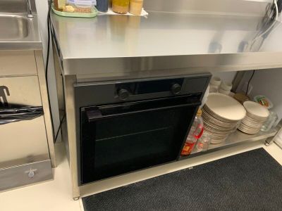 une cuisine équipée d'une cuisinière, d'un évier et d'un lave-vaisselle