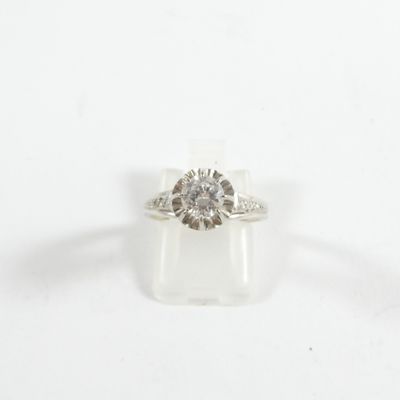 gros plan d'une bague en diamant sur une surface blanche