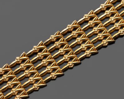 un bracelet en or, signé Cartier