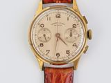 une image d'une montre-bracelet sur une surface blanche