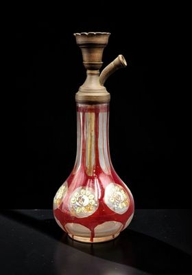 Corps de narguilé en verre doublé rouge à décor émaillé de f…