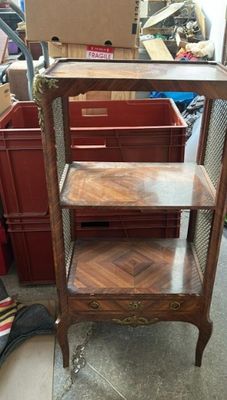 une étagère contenant beaucoup d'objets
