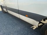 une camionnette blanche avec une bande noire sur le côté