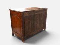 Commode à façade arbalète en noyer sculpté, ouvrant par quat… (photo 5)