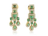 une paire de boucles d'oreilles en émeraude et diamant
