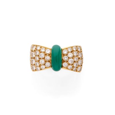 une bague en forme de nœud, sertie d'une émeraude et de diamants