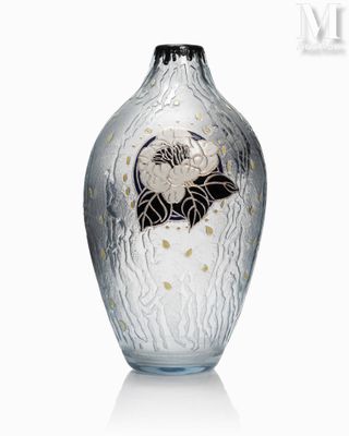 un vase en verre orné d'un motif en noir et blanc