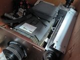 une machine installée à l'intérieur d'une armoire