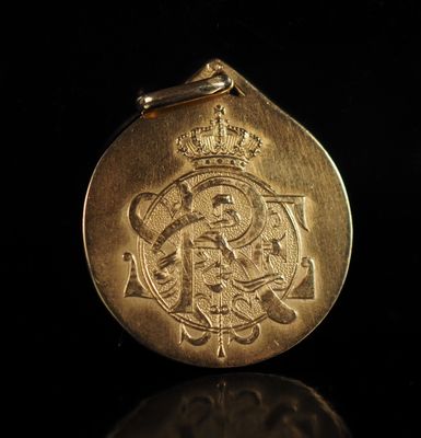 l'image d'une pièce d'or ornée d'une couronne