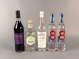 plusieurs bouteilles d'alcool sont alignées sur une table
