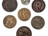 six types différents de pièces romaines sur un fond blanc