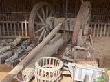 un tas de bois et une roue dans une grange