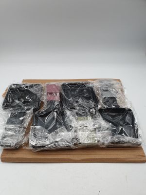 plusieurs morceaux de plastique sont emballés dans du plastique sur une planche à découper