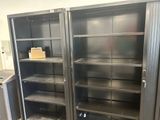 une armoire métallique comportant plusieurs étagères dans la pièce