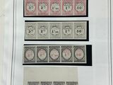 une vieille photo représentant une feuille de papier sur laquelle figurent des timbres