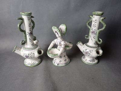 lot comprenant : 1 salière/poivrière et 2 vases en faïence H…