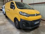 une camionnette jaune garée dans un garage
