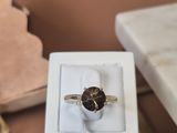 une bague qui se trouve dans une boîte sur une table