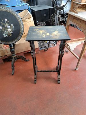 Petite table d'appoint en bois laqué noir et rehaussé d'or, …