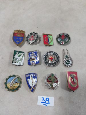 Réunion de 12 insignes militaires diverses.