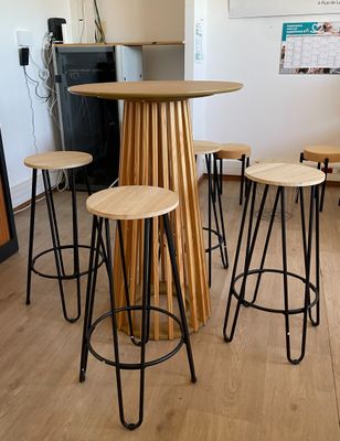 quatre tabourets et une table dans une pièce
