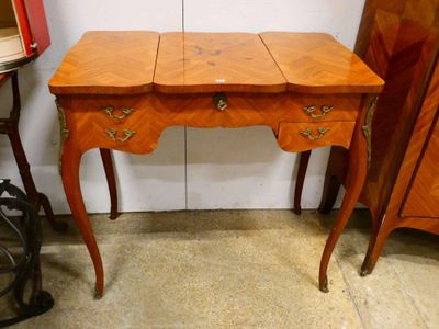 une petite table en bois avec deux tiroirs