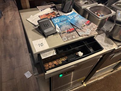 un comptoir sur lequel sont disposés de nombreux plats
