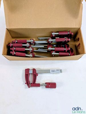 une boîte avec un tas d'outils à l'intérieur